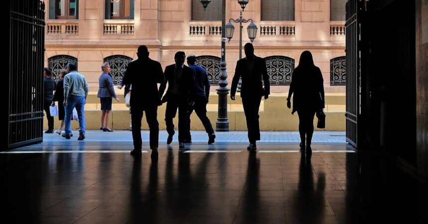 Baja el desempleo en Chile: Tasa de desocupación alcanza el 8,0%