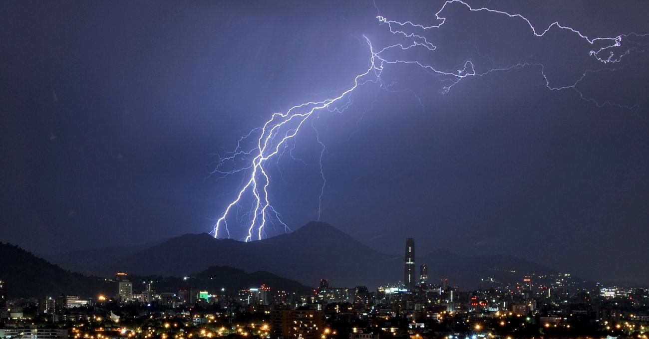 Anuncian Lluvias y Tormentas Eléctricas para la Región Metropolitana: Sectores Afectados y Horarios Estimados