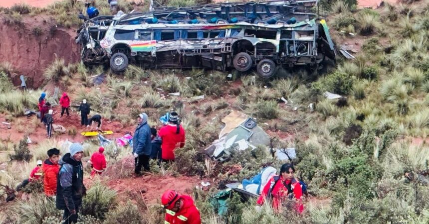 Tragedia en Bolivia: Actualizan a 31 Fallecidos en Accidente Carretero