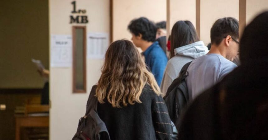 Estas son las tres carreras que más aportan a la sociedad en Chile según la IA