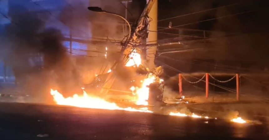 Cuatro fallecidos en Linares: Vehículo quedó calcinado tras chocar contra poste de luz