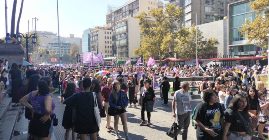 Desórdenes y barricadas en Santiago tras marcha del 8M 2025