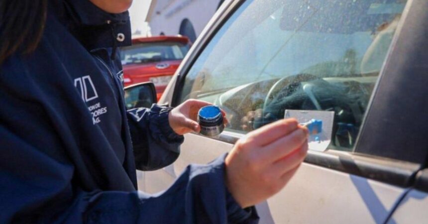 Normativas para grabado de patentes en vidrios y espejos de autos en Chile