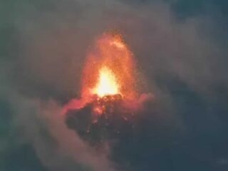 Alerta naranja por erupción del volcán de Fuego en Guatemala