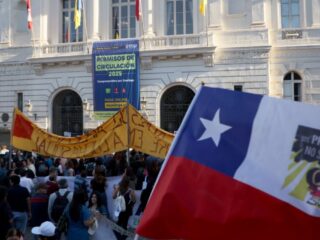 Profesores de Santiago vuelven a clases tras seis días de paro