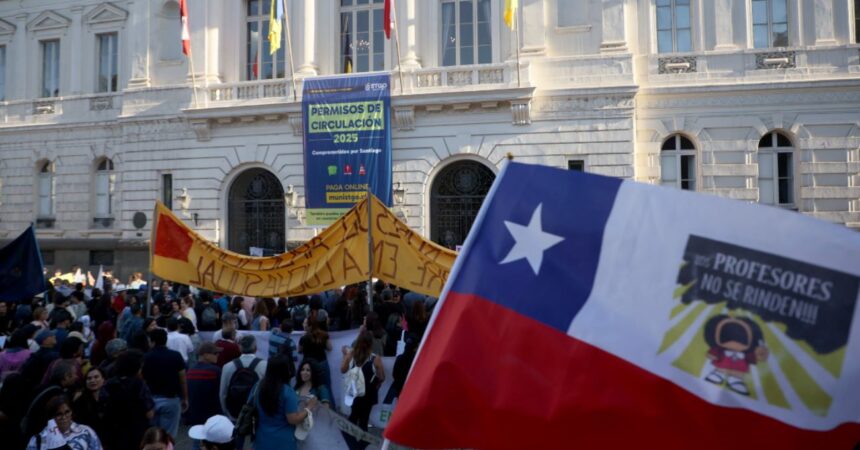 Profesores de Santiago vuelven a clases tras seis días de paro