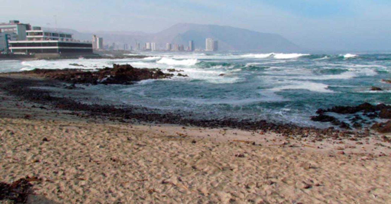 Hombre detenido tras lanzarse al mar para evitar fiscalización en Iquique