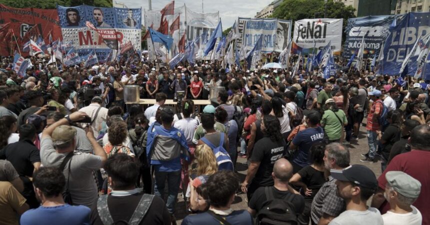 Gobierno de Javier Milei denuncia a jueza por liberaciones masivas en protestas