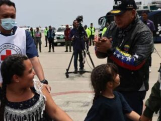 Llegan a Caracas 300 venezolanos deportados desde México con intervención de Diosdado Cabello