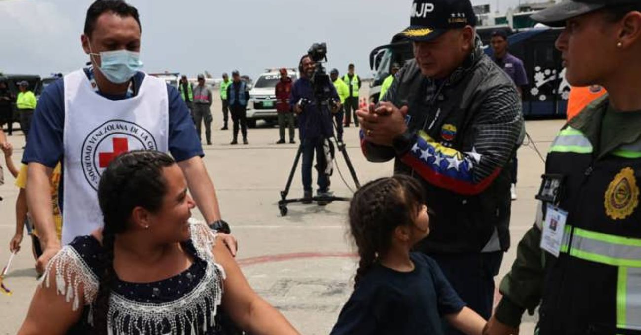 Llegan a Caracas 300 venezolanos deportados desde México con intervención de Diosdado Cabello