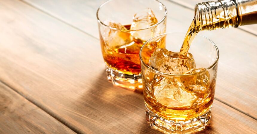 Desmantelan banda en Maipú que falsificaba whiskey con alcohol de farmacia