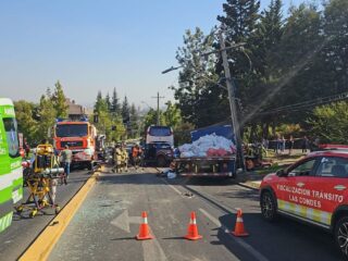 Caos en Las Condes: Accidente grave deja 2 heridos críticos y cortes