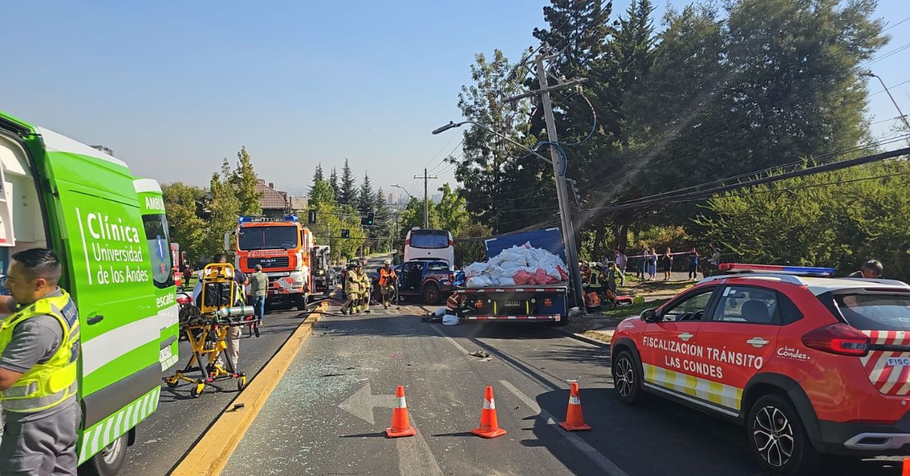 Caos en Las Condes: Accidente grave deja 2 heridos críticos y cortes