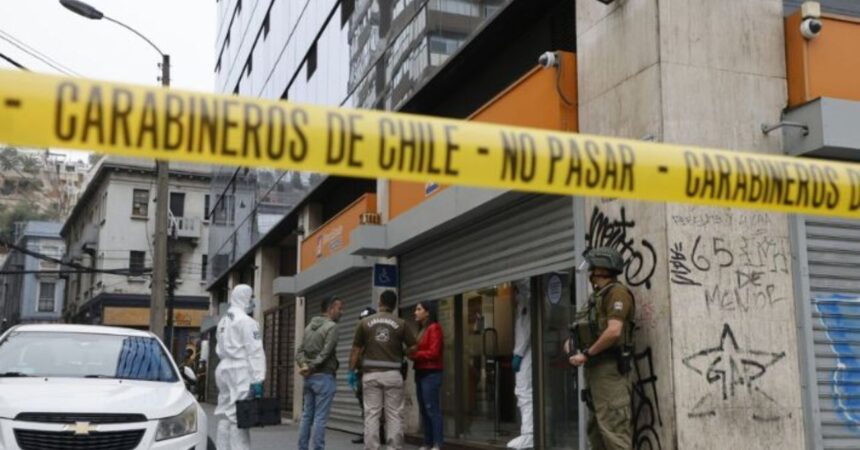 Detienen a menor implicado en robo al Banco Estado en Valparaíso