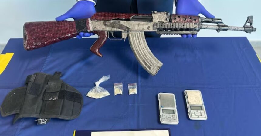 Operativo antinarcos en San Joaquín: PDI incauta fusil de asalto modificado y droga