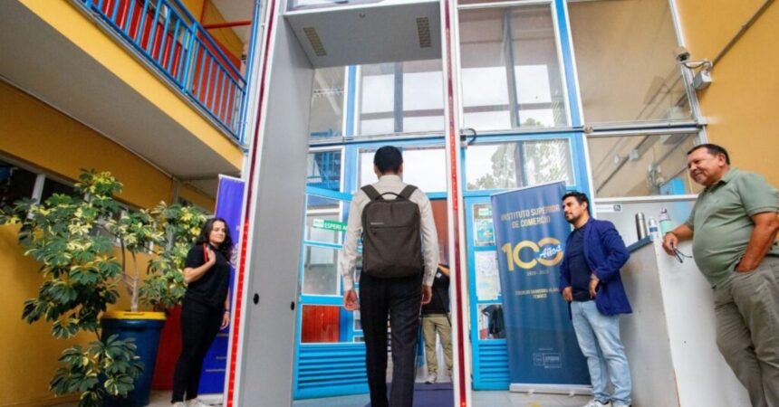 Polémica en Temuco por detector de metales en liceo tras ataque con arma blanca