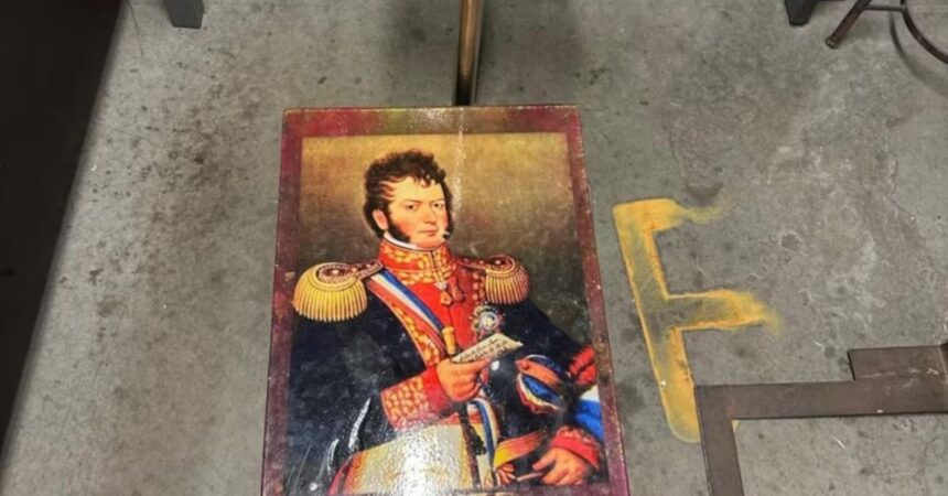 Insólito Hallazgo en el Aeropuerto de Santiago: Encuentran 28 Kilos de Éxtasis en un Cuadro de Bernardo O'Higgins