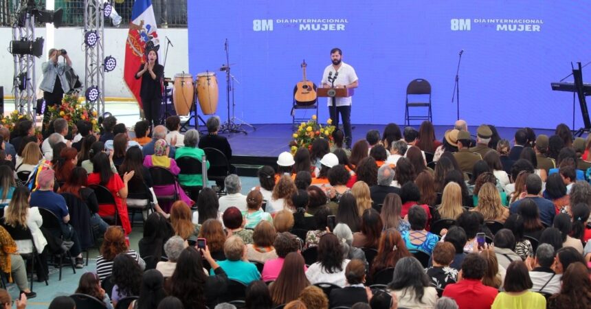 Presidente Boric en Conmemoración del 8M: Homenaje a la Lucha Feminista, Anuncio de Proyecto Electoral y Reflexión sobre su Futuro como Padre