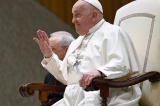 Papa Francisco Continúa en Tratamiento y Fisioterapia tras Pasar una Noche Tranquila