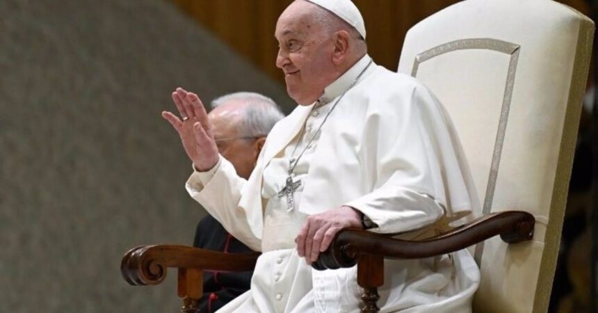 Papa Francisco Continúa en Tratamiento y Fisioterapia tras Pasar una Noche Tranquila