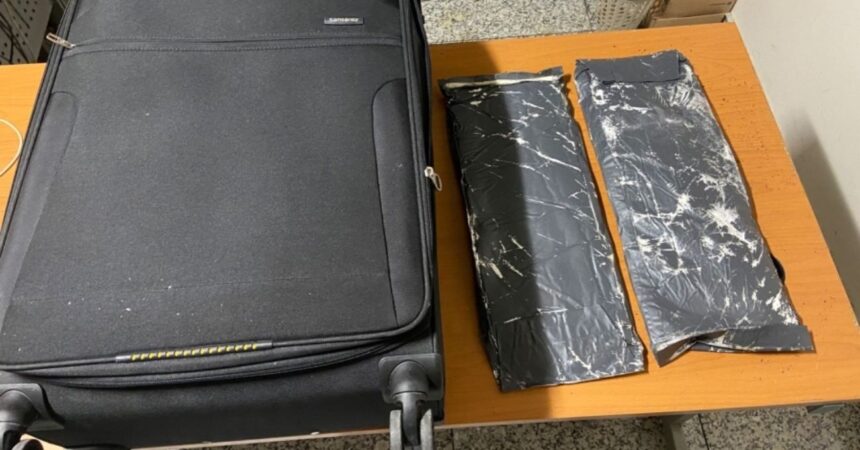 Detienen a Mujer que Intentaba Transportar 5 Kilos de Cocaína a España Oculta en su Maleta