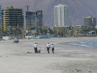 Hombre muere ahogado tras ser arrastrado por las olas en playa El Águila de Iquique