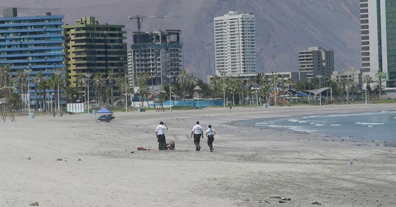 Hombre muere ahogado tras ser arrastrado por las olas en playa El Águila de Iquique