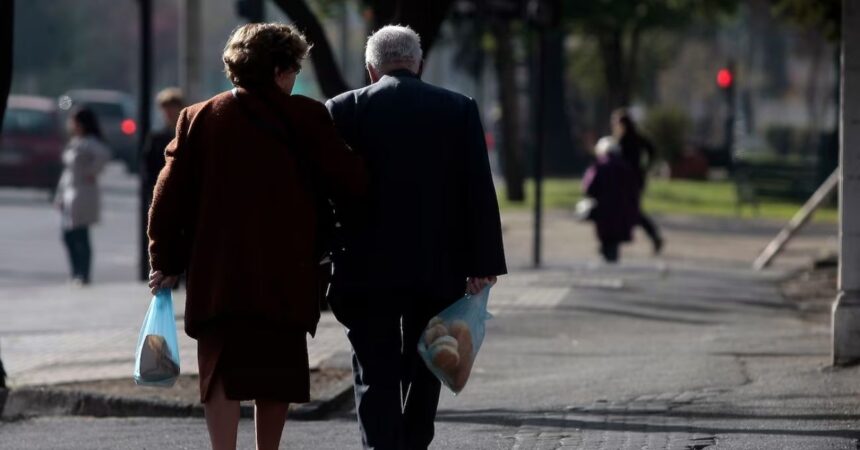 Chile envejece: Las 4 regiones donde mueren más personas de las que nacen
