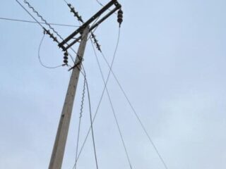 Robo de cables en Curanilahue: Delincuentes derriban cinco postes y dejan a varios sectores sin luz