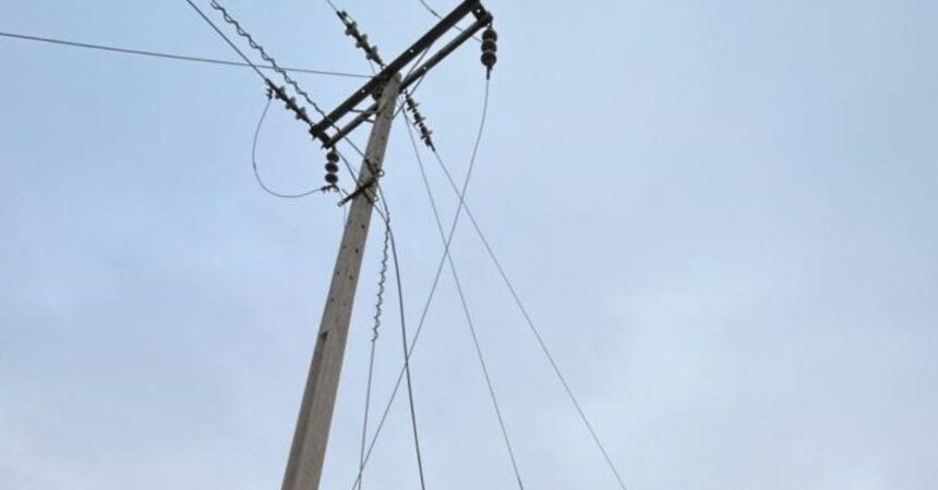 Robo de cables en Curanilahue: Delincuentes derriban cinco postes y dejan a varios sectores sin luz
