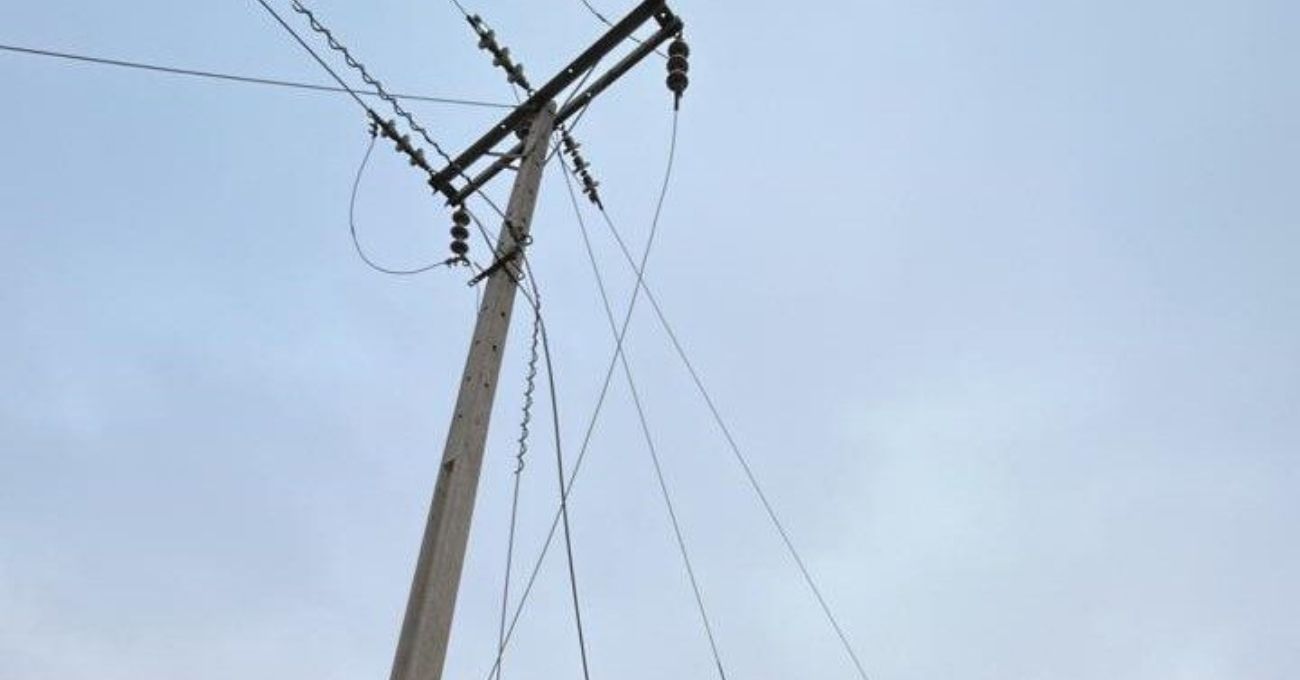 Robo de cables en Curanilahue: Delincuentes derriban cinco postes y dejan a varios sectores sin luz