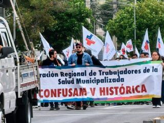 Más de 300 funcionarios de la salud municipal marcharon en Valdivia en medio del paro nacional de Confusam