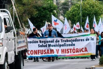 Más de 300 funcionarios de la salud municipal marcharon en Valdivia en medio del paro nacional de Confusam