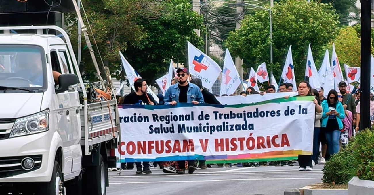 Más de 300 funcionarios de la salud municipal marcharon en Valdivia en medio del paro nacional de Confusam