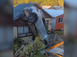 Auto se vuelca y destruye tres casas en Puerto Montt: conductor en estado de ebriedad quedó en libertad