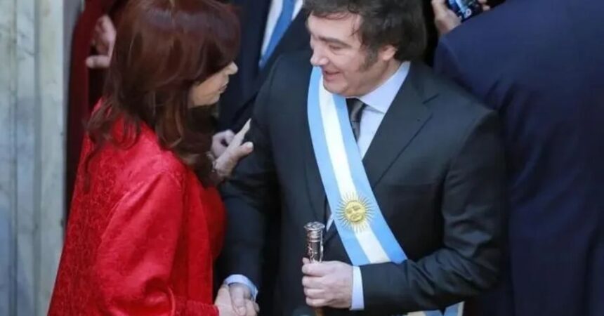 Cristina Kirchner contra Javier Milei: Lo tilda de "estafador global" tras escándalo de criptomonedas
