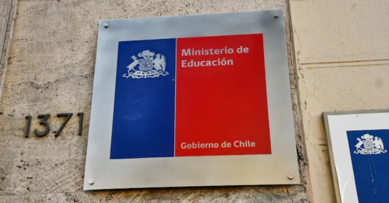 Ministerio de Educación abre nuevas vacantes laborales con sueldos de hasta $2,6 millones: revisa las ofertas y cómo postular