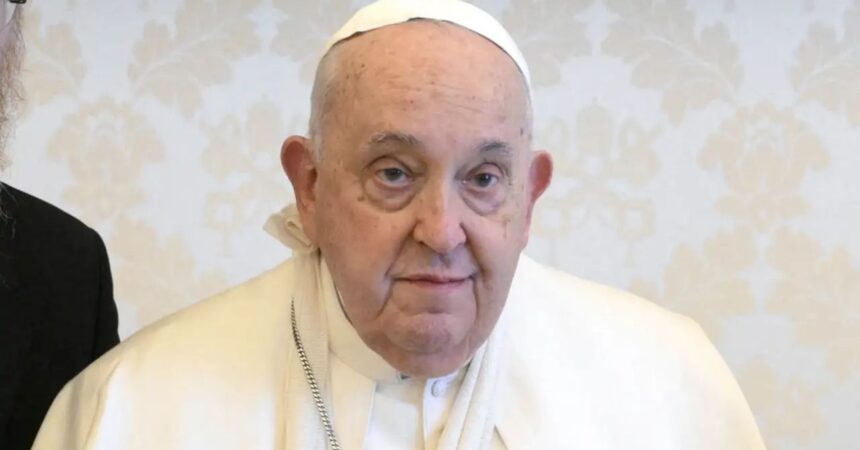 Papa Francisco continúa hospitalizado: Vaticano informa que su estado es “estable”