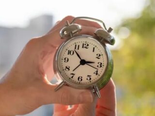 Cambio de Hora en Chile 2025: Conoce cuándo debes atrasar tu reloj para el horario de invierno