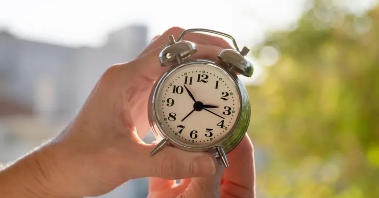 Cambio de Hora en Chile 2025: Conoce cuándo debes atrasar tu reloj para el horario de invierno