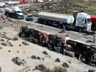 Detienen a conductor ebrio tras volcamiento de camión con petróleo en ruta internacional Chile-Bolivia