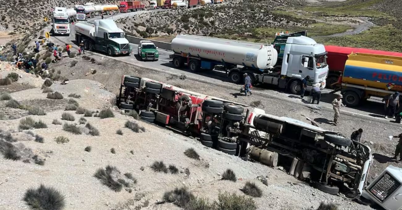 Detienen a conductor ebrio tras volcamiento de camión con petróleo en ruta internacional Chile-Bolivia