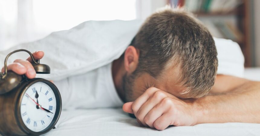 “Es tremendo el daño que causa”: experto pide eliminar el cambio de hora en Chile