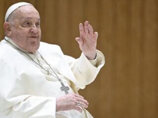 Papa Francisco presenta mejoría y deja de usar la máscara de oxígeno