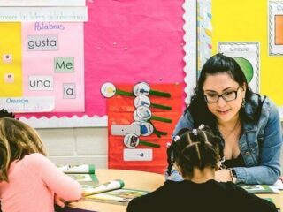 Estados Unidos busca docentes chilenos: salarios de hasta 80 mil dólares al año y cómo postular paso a paso