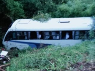 Bus con pasajeros cae por barranco en Puerto Montt y deja al menos 10 lesionados