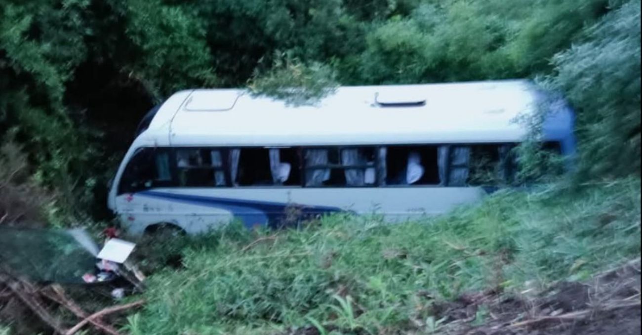 Bus con pasajeros cae por barranco en Puerto Montt y deja al menos 10 lesionados