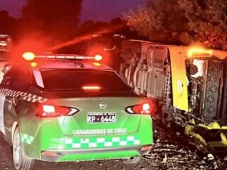 Bus de pasajeros se vuelca en la Ruta 5 Sur: una persona fallecida y ocho lesionados