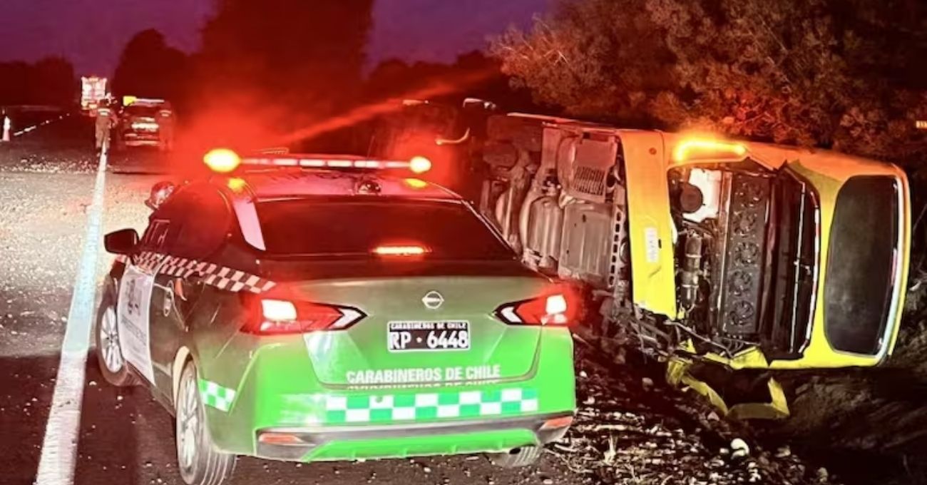 Bus de pasajeros se vuelca en la Ruta 5 Sur: una persona fallecida y ocho lesionados