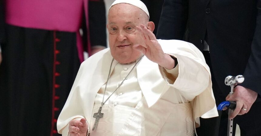 Papa Francisco aparece en público tras cinco semanas hospitalizado por neumonía